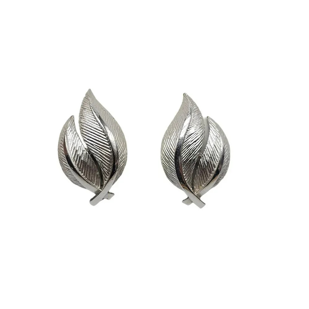 Trifari Brushed Textured Swirl Leaf Clip-on Earrings Silver Tone Vintage